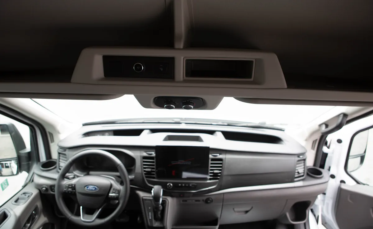 Cabina con tablero, pantalla central y volante Ford